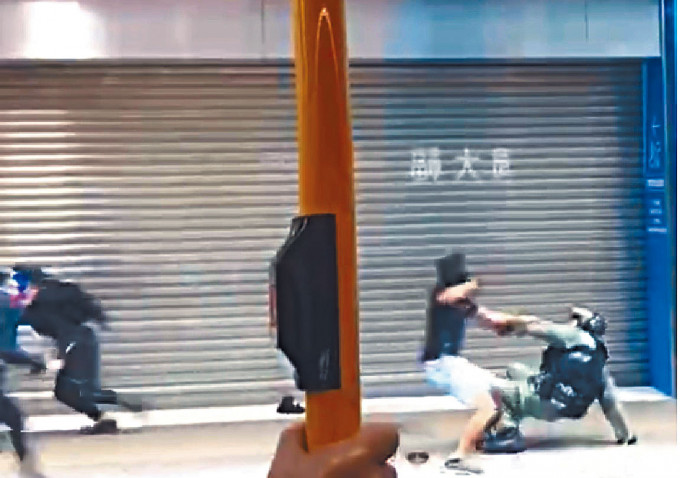 案發當日地盤工人衝向警員圖奪去警槍。資料圖片