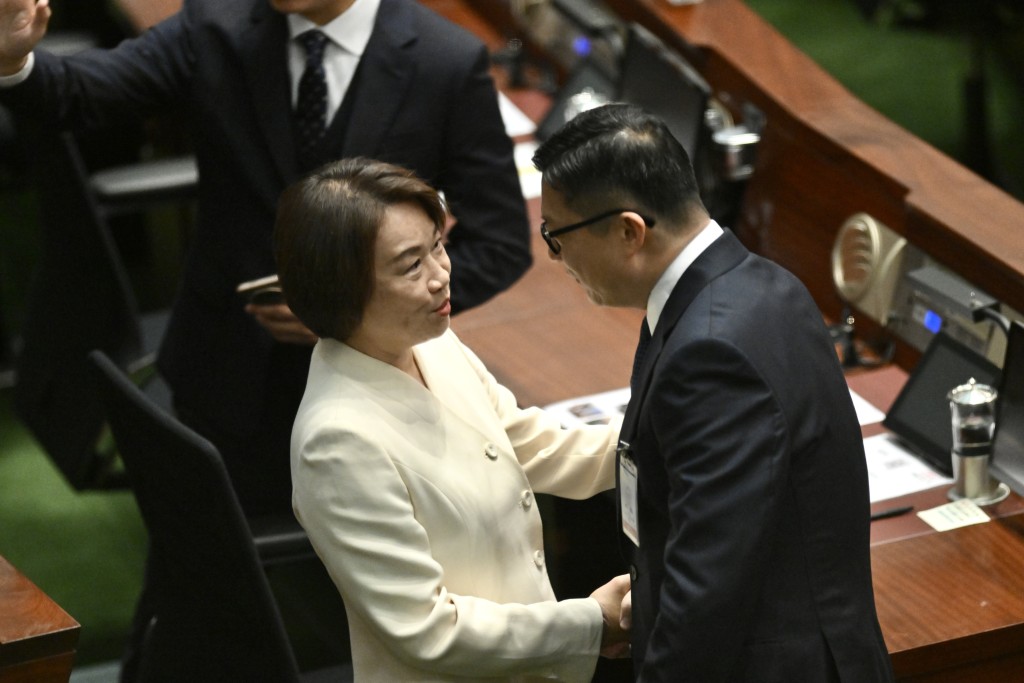 經民聯梁美芬與保安局長鄧炳強交談。