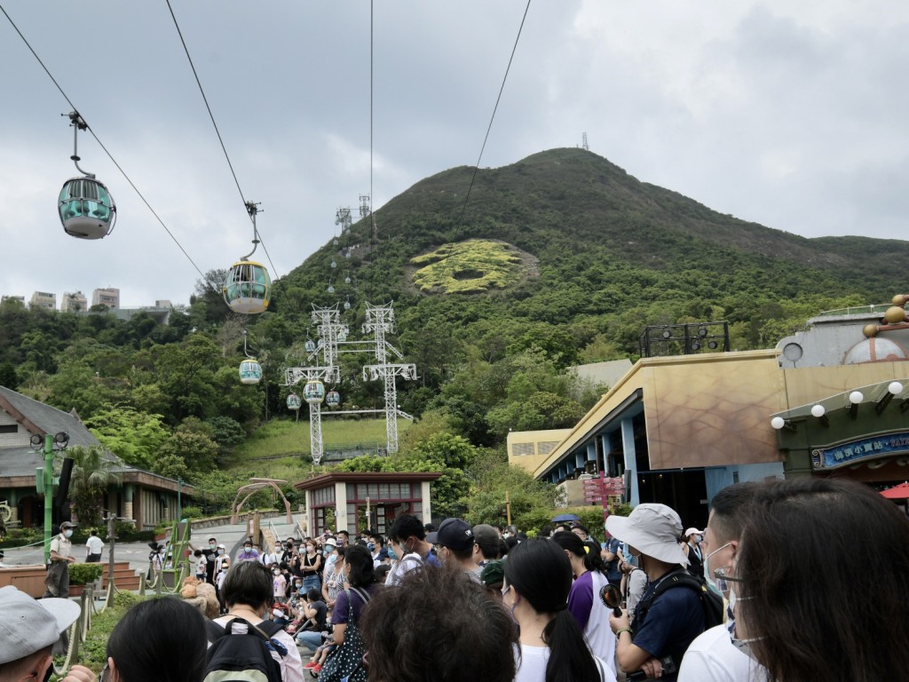 海洋公園今日（19日）表示，由於登山纜車因信號故障而暫停服務。