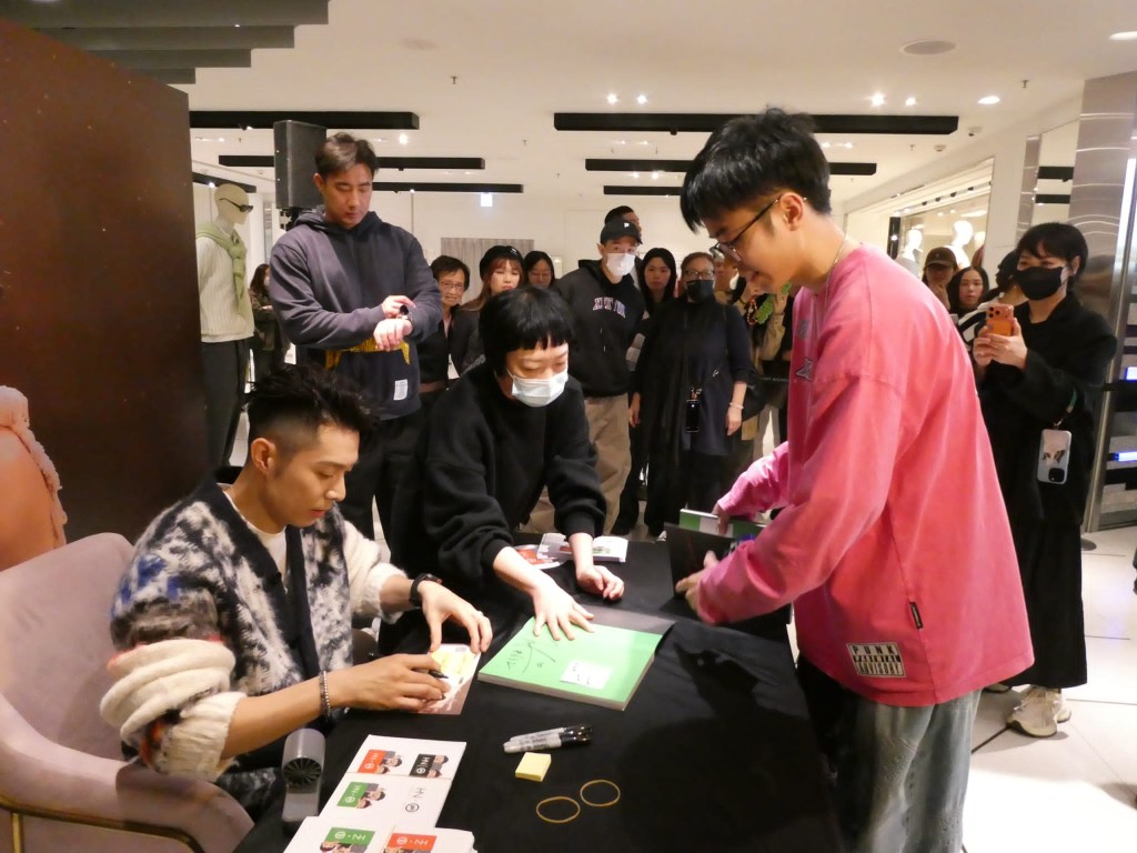 周柏豪昨晚举行见面会后，马不停蹄今日（15日）现身相集《days before the bloom》签书会。