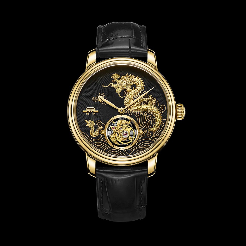 Beijing Year of the Dragon Tourbillon Watch 內地品牌Beijing（北京手錶）將於 「國際名表薈萃」中展出限量99枚的龍年生肖陀飛輪腕錶，以金龍戲珠為設計主題，黑色琺瑯錶盤上鑲有浮雕式的立體金龍，圖案來自故宮的九龍壁，格外栩栩如生，氣勢過人。另外，透明底蓋還有來自乾隆皇帝御筆的草書「龍」字。搭載中國燕子TB01陀飛輪機芯，由中國陀飛輪之父徐耀南研製，擁有60小日動力儲備，而陀飛輪框架上的燕子是其標記。