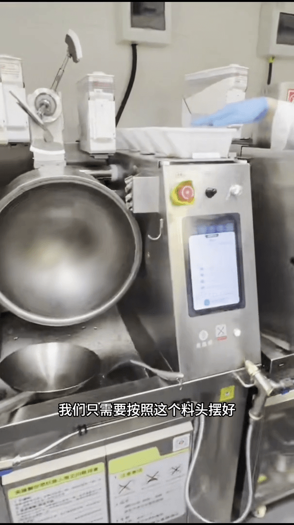 机械人大厨掀后厨革命，标榜还原九成“锅气”。
