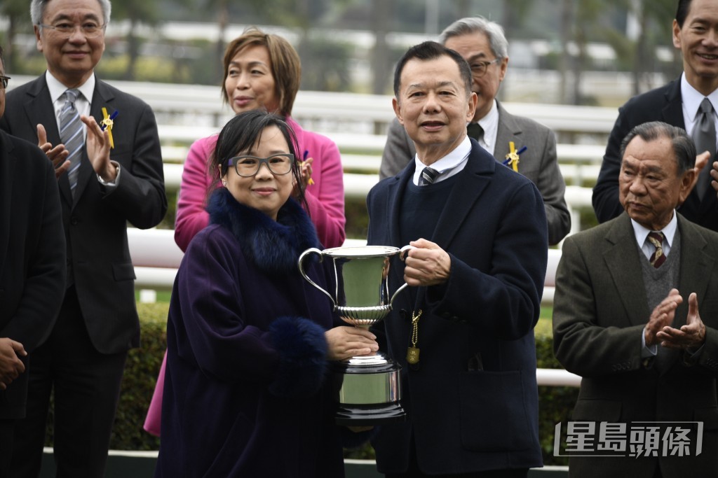 「多利」系馬主團體成員之一是曾經在香港馬會工作的朱迪儀，她早前以個人名義中籤，稍後將以個人名義養馬。