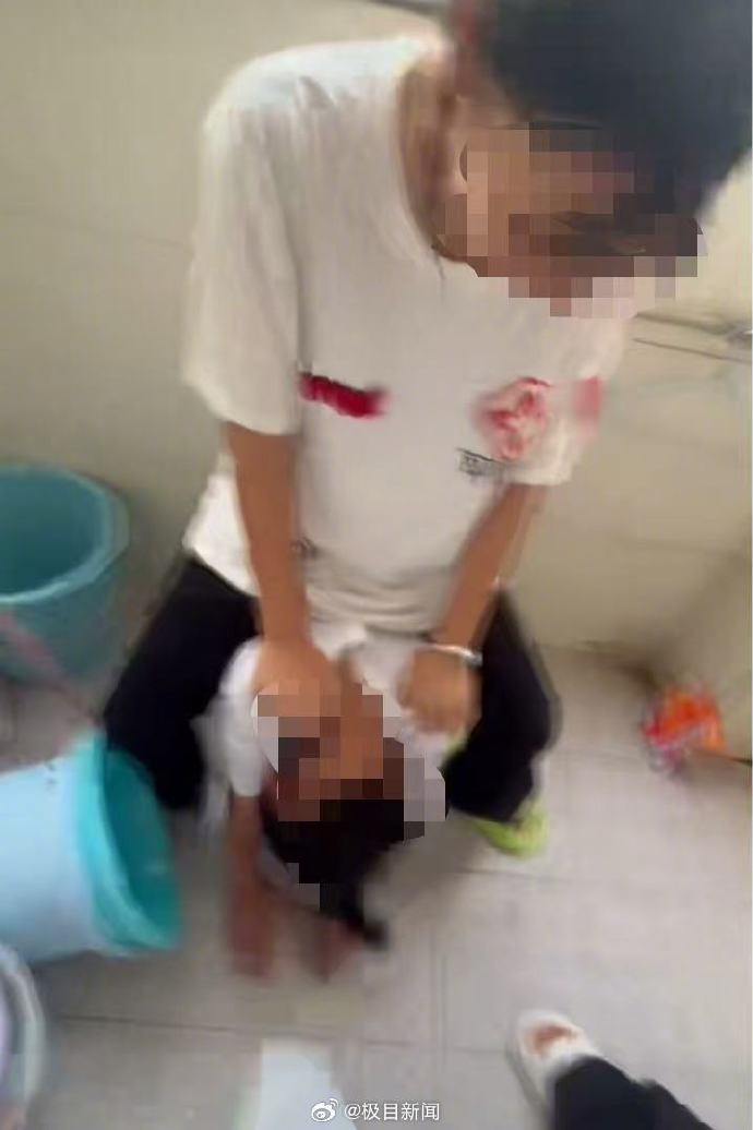 一名欺凌者騎在女生身上。 一名欺凌者騎在女生身上。