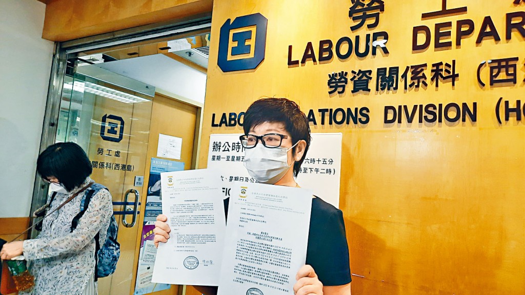 黃麗婷昨到勞工處投訴被不合理解僱,她考慮到勞資審裁處,採取進一步行動。