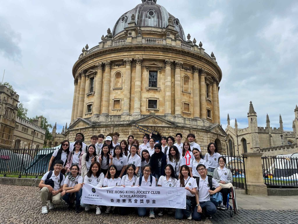 王愉程（第三排右二）早前與賽馬會學人到英國牛津大學參加領袖培訓計劃，獲益良多。(香港賽馬會提供)