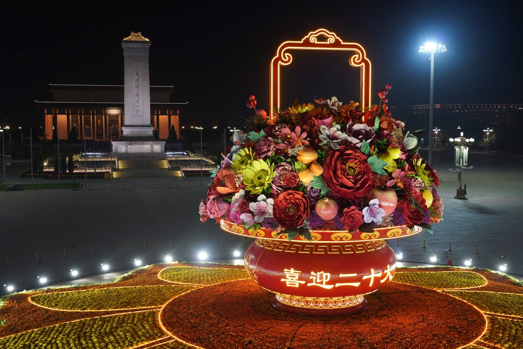 今年「祝福祖国」巨型花果篮顶高18米，以喜庆的花果篮为主景，花坛底部直径48米。 新华社图片
