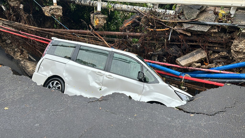 昨晚至今午连场暴雨，香港多区出现灾情，浅水湾道出现路陷，有私家车堕落深坑。刘汉权摄