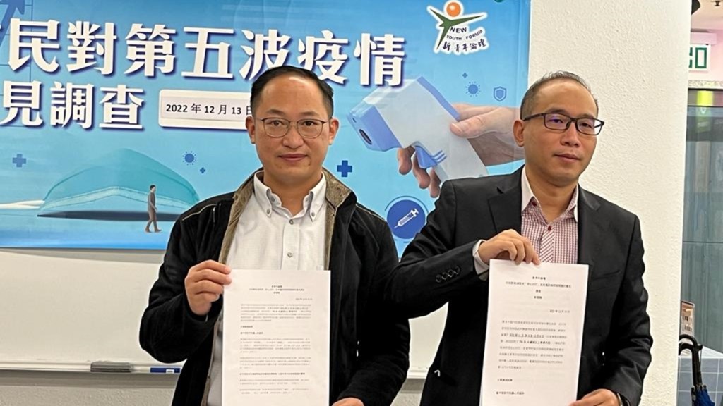 鄧咏駿(左)認為調整順應民意。李宇婷攝