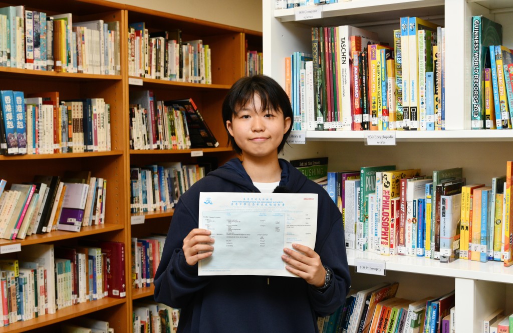 香港浸會大學附屬學校王錦輝中小學狀元劉子恬。 香港浸會大學附屬學校王錦輝中小學狀元劉子恬。