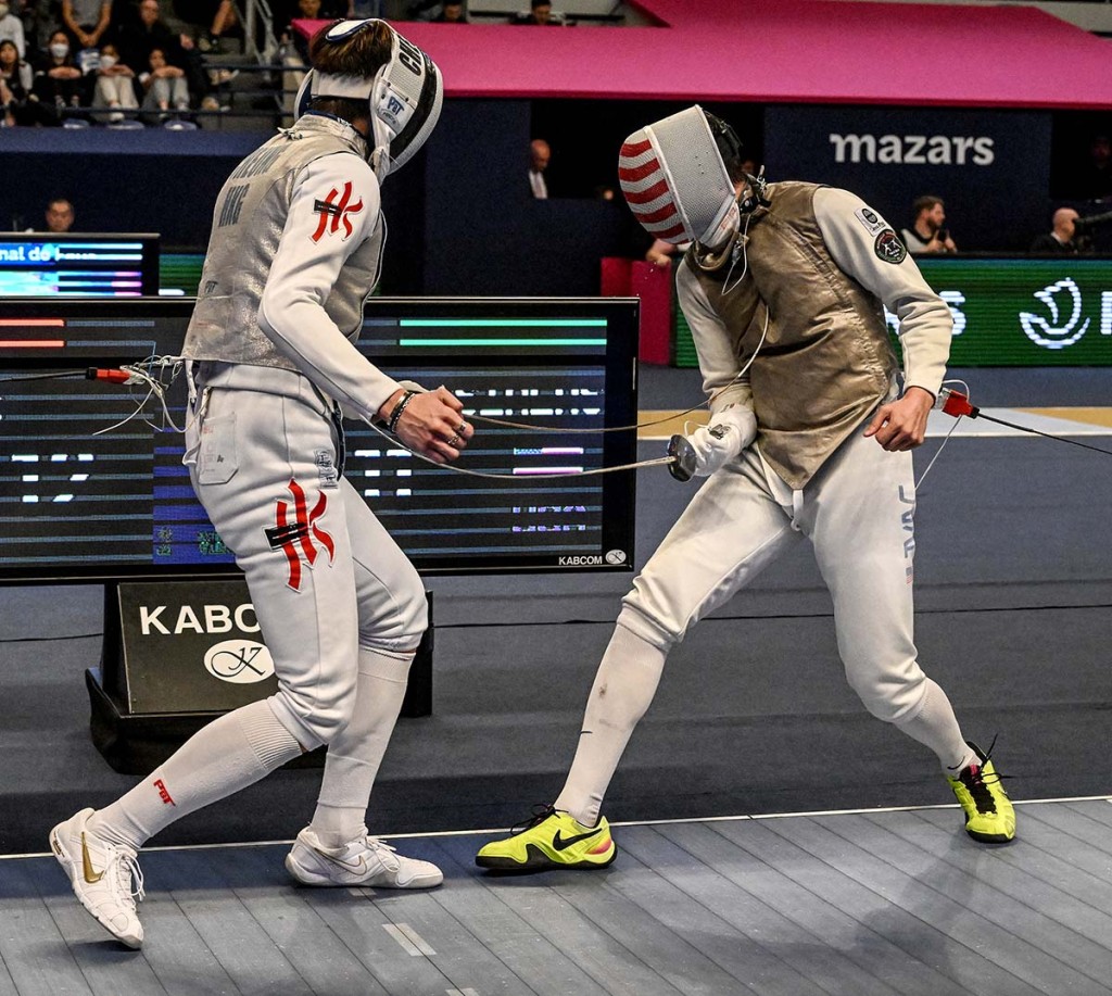 張家朗（左）四強不敵最終奪冠的美國劍手陳海翔，仍然收獲銅牌。國際劍聯Facebook圖片