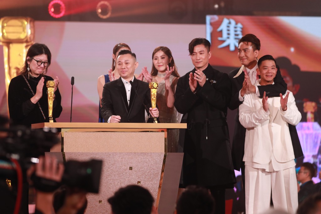 《隐形战队》获得「马来西亚最喜爱TVB剧集」，一班演员与监制文伟鸿一同上台攞奖。