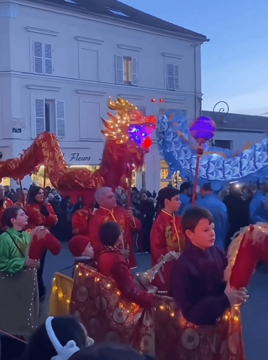 法國萬人小鎮上演「地道春節」，舞龍又舞獅。