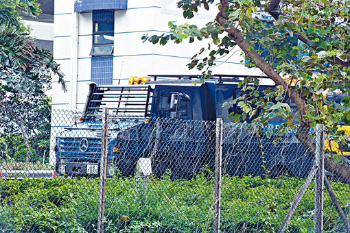 ■銳武裝甲車停泊中聯辦外戒備。