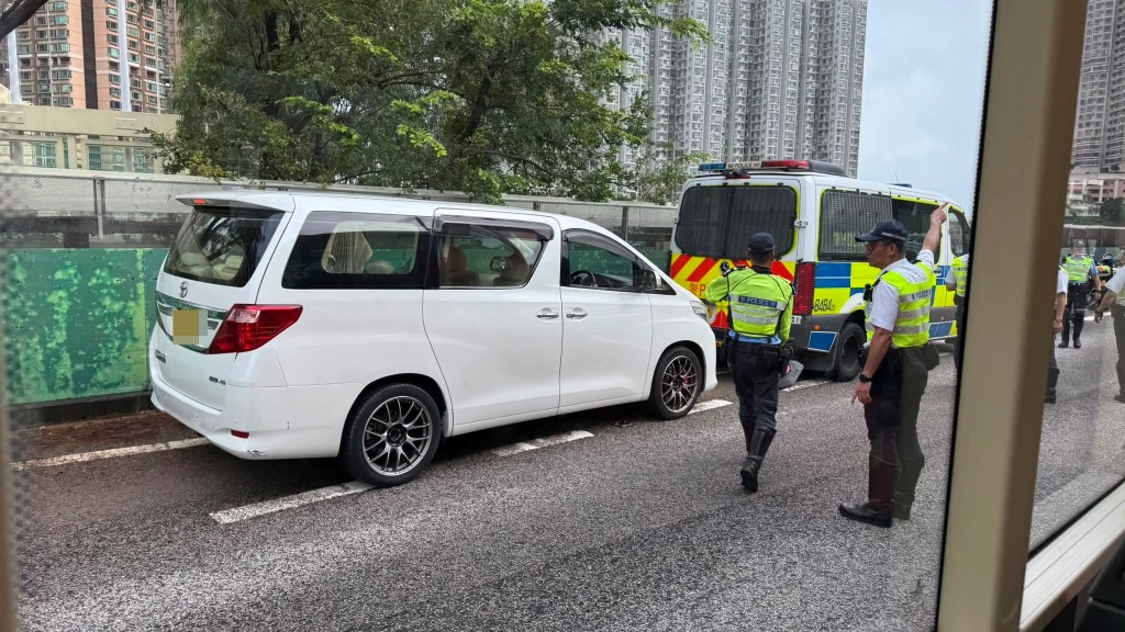 警方在屯门公路往屯门方向近深井位置,截获涉案七人车。FB:屯门公路塞车关注组 警方在屯门公路往屯门方向近深井位置,截获涉案七人车。FB:屯门公路塞车关注组