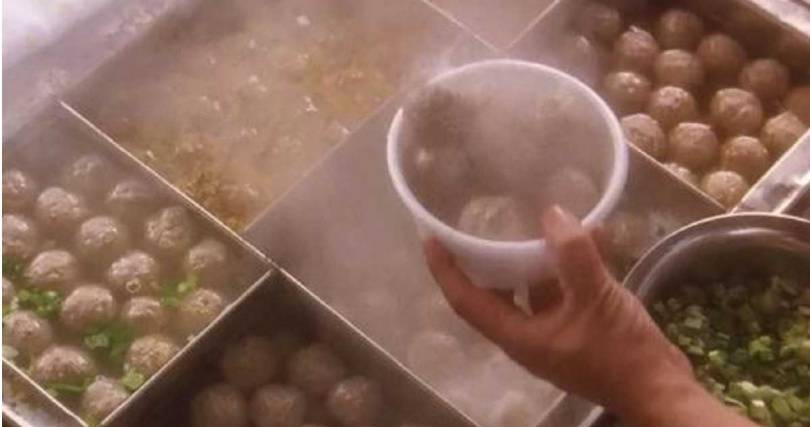 戴龙还受电影中的“爆浆攋尿牛丸”启发，自创了“鹅肝酱灌汤虾丸”。