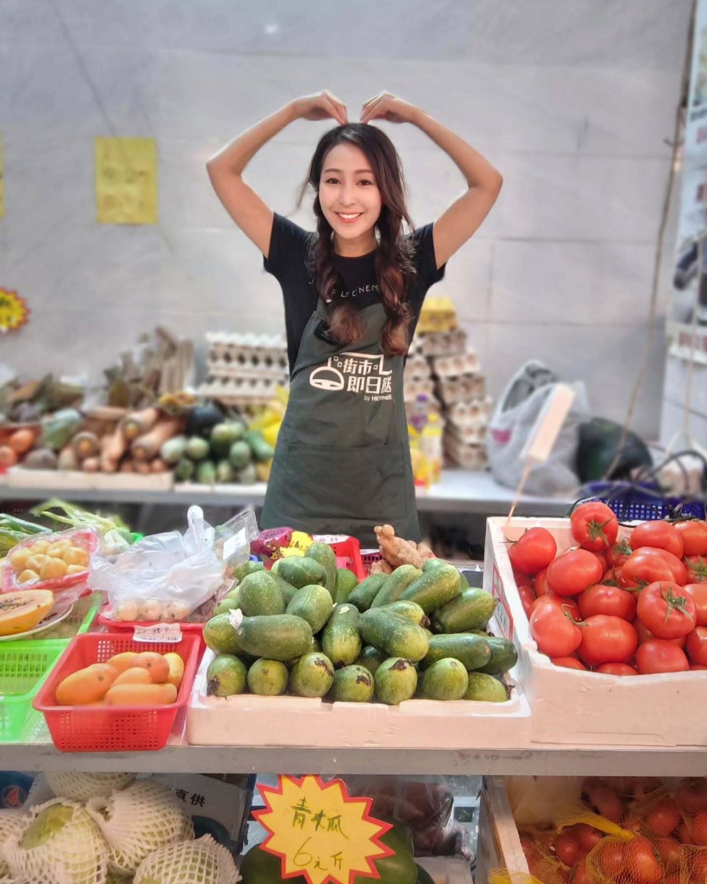 阿七穿上圍裙淡妝上陣。 阿七穿上圍裙淡妝上陣。