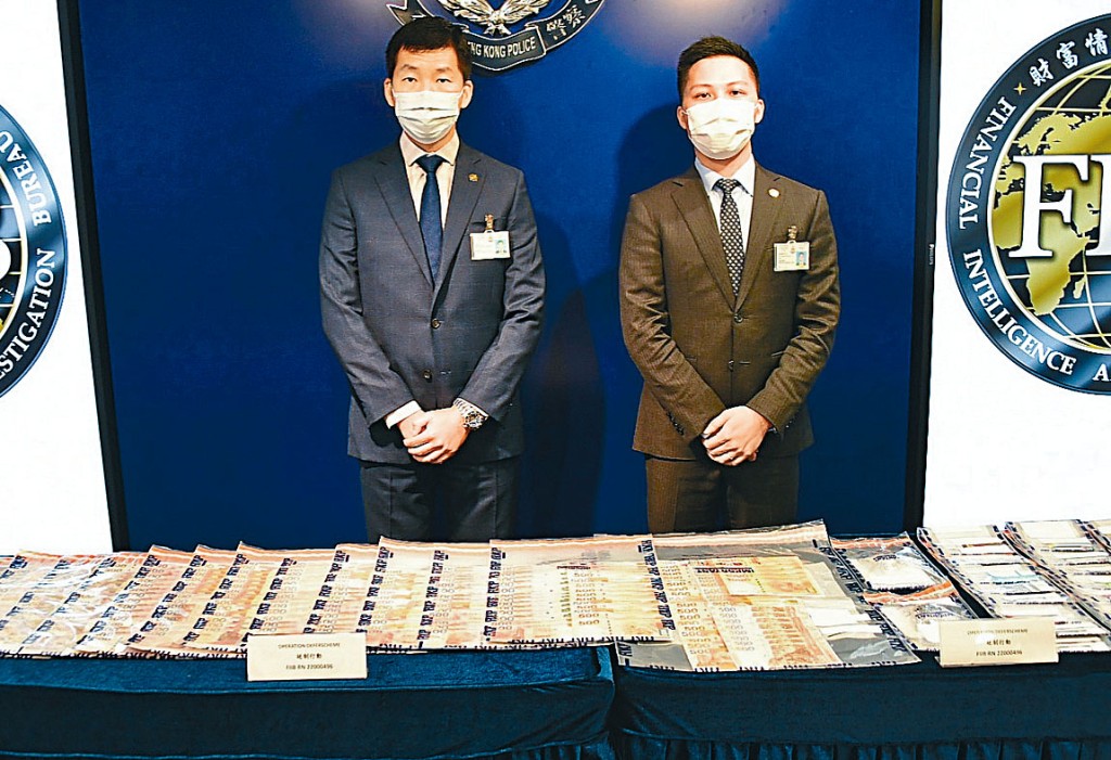 鄭思為（左）及陳學麟講述案情及展示證物。