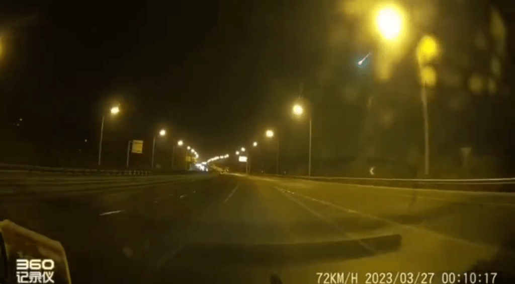 在北京，有行車紀錄儀拍下火流星從右邊出現。