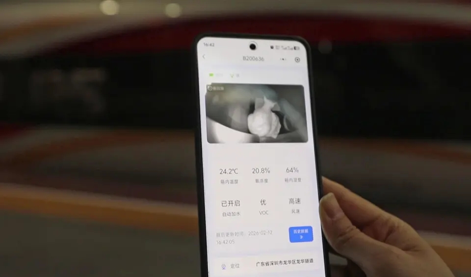 工作人員通過監控查看託運箱內的情況。 深圳大件事