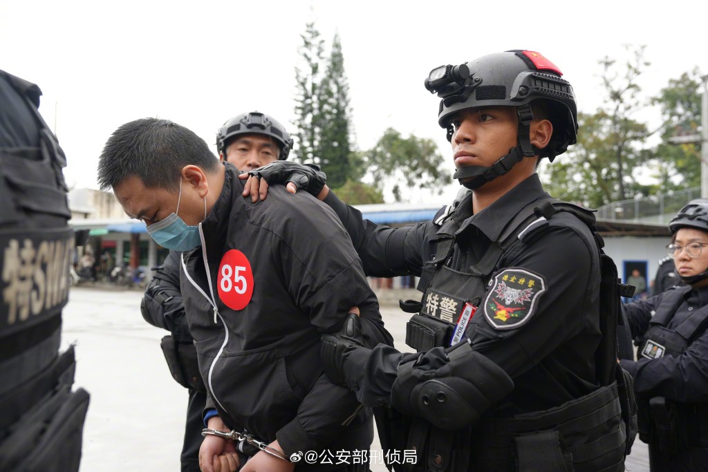 缅北木姐地区执法部门近日将571名电诈疑犯移交回中国。微博