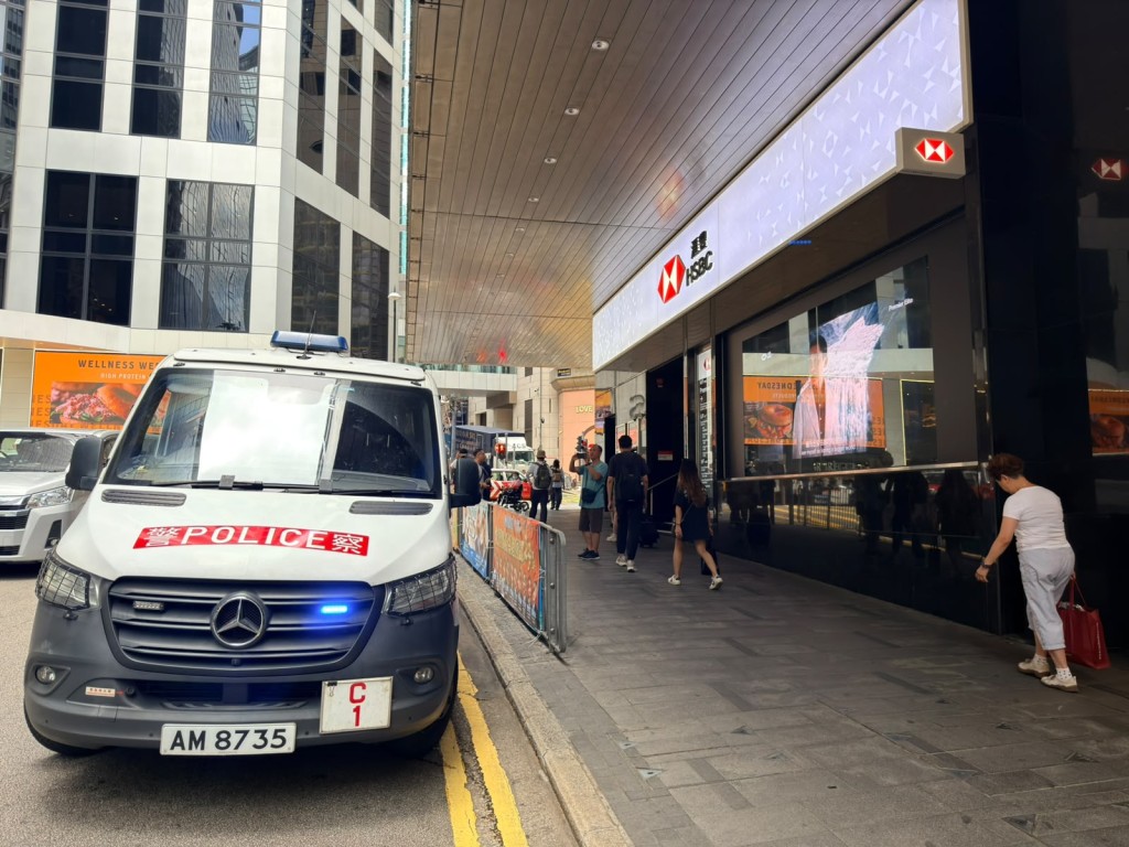 警員到場調查案件。 警員到場調查案件。