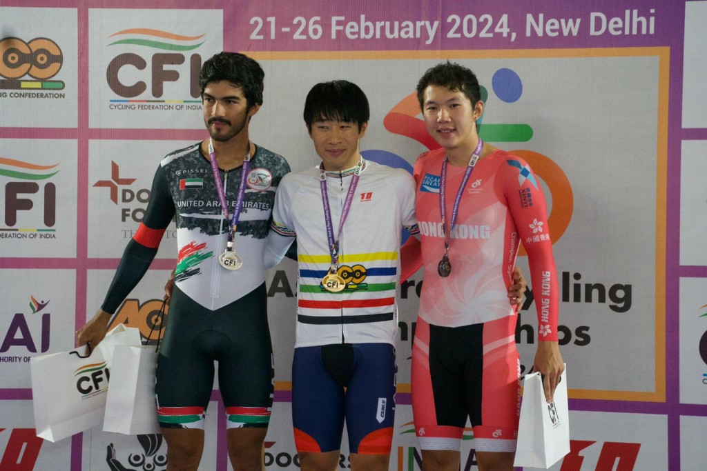伍柏亨(右)為香港男子隊爭得今屆亞錦賽第一面成人組獎牌. 相片: 中國香港單車總會