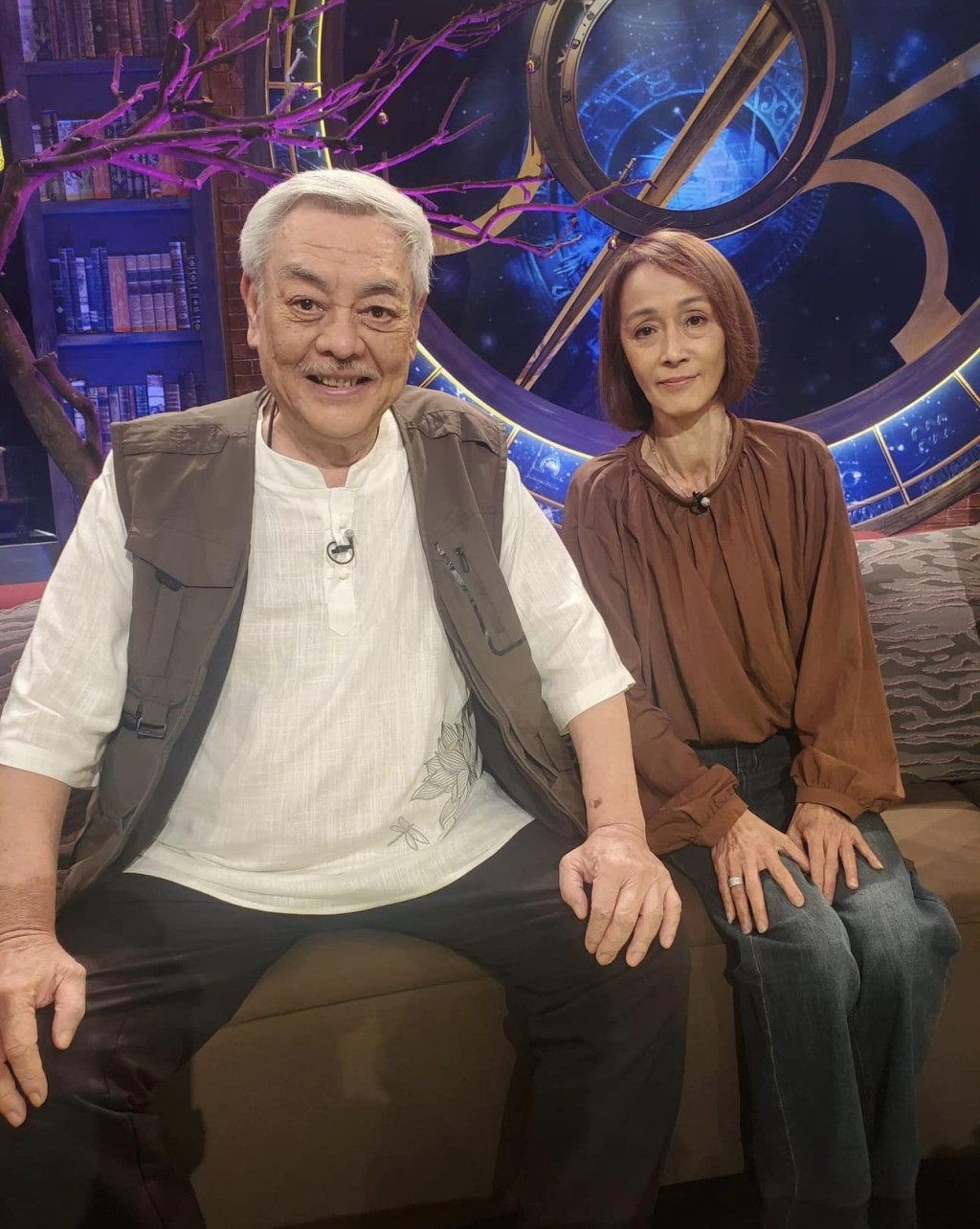 颜国梁早前与太太霍洁贞接受TVB Plus节目《直播灵接触》