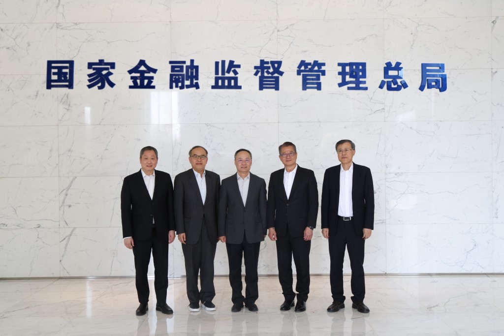 (左起)证券及期货事务监察委员会主席黄天祐、财经事务及库务局局长许正宇、国家金融监督管理总局局长李云泽、陈茂波和中央财经委员会办公室副主任徐冬宁合照。 (左起)证券及期货事务监察委员会主席黄天祐、财经事务及库务局局长许正宇、国家金融监督管理总局局长李云泽、陈茂波和中央财经委员会办公室副主任徐冬宁合照。