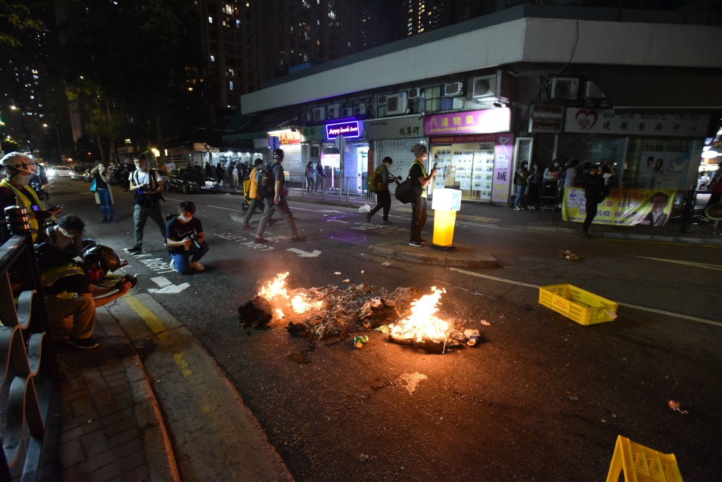 邓炳强表示，「如果系2019之前，同香港市民讲有人周街掟汽油弹都冇人信，但2019年真系发生咗。」