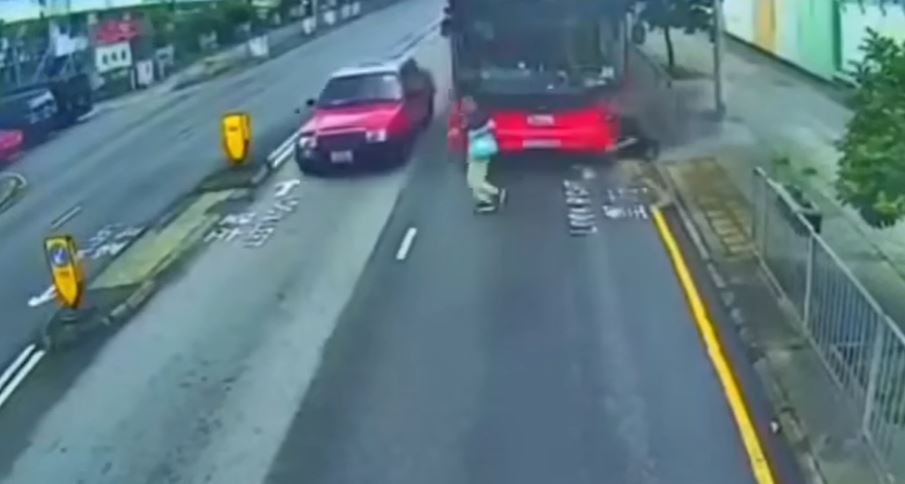 男途人跟在後面。網上影片截圖