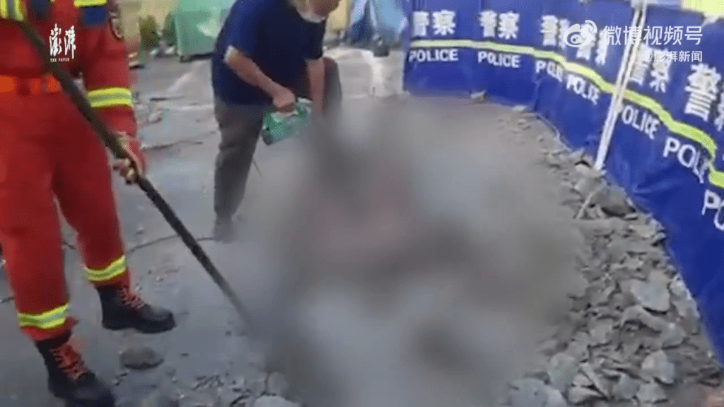 網傳信息稱上述拆水泥挖屍的影片發生在安徽阜陽。 網片截圖