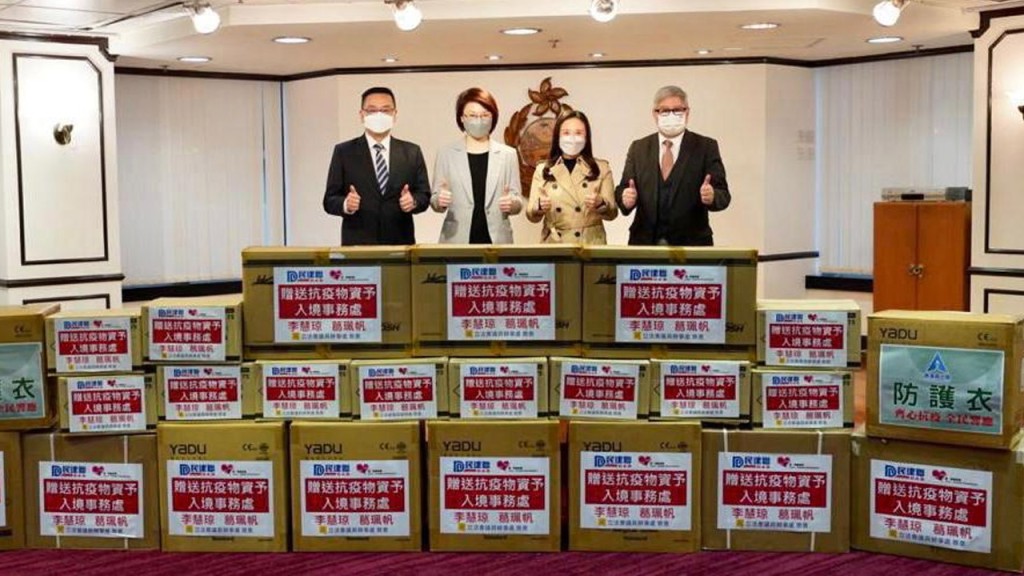 李慧琼葛珮帆拜訪警隊入境處,並送上抗疫物資。