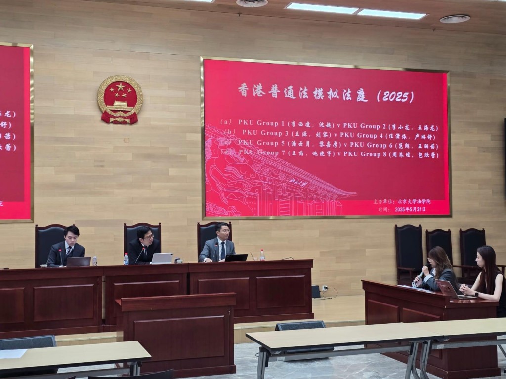 大律師公會的代表分組為模擬法庭擔任評審。 大律師公會的代表分組為模擬法庭擔任評審。