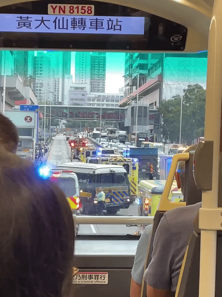 意外期間一度交通擠塞。FB:龍翔道塞車關注組 意外期間一度交通擠塞。FB:龍翔道塞車關注組