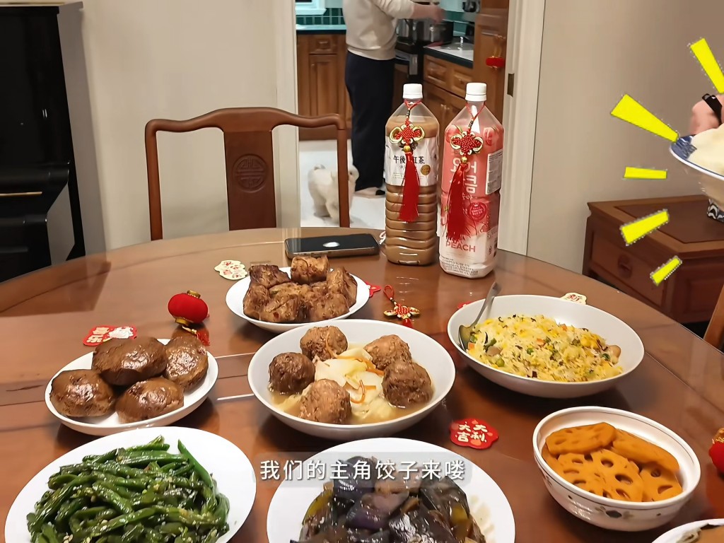王祖賢的飯枱好大。