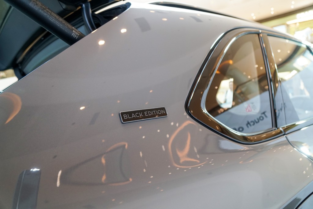 Bentley HK-DCH舉辦The Touch of Mulliner Exhibition:兩邊後方C柱均設有「Black Edition」徽章。