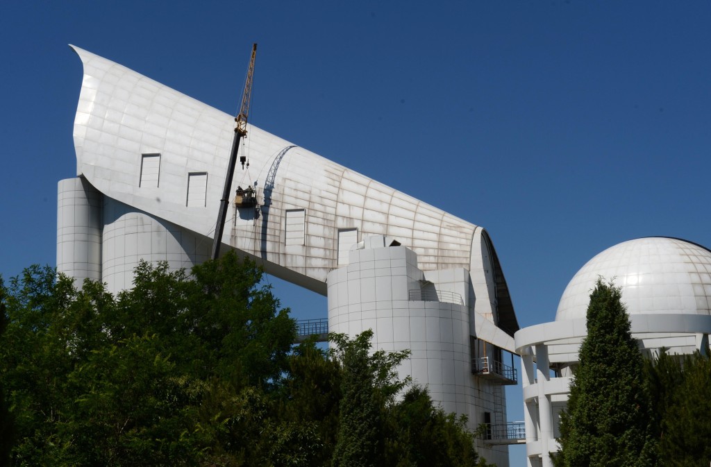 LAMOST望遠鏡（圖左，又稱郭守敬望遠鏡）。 新華社