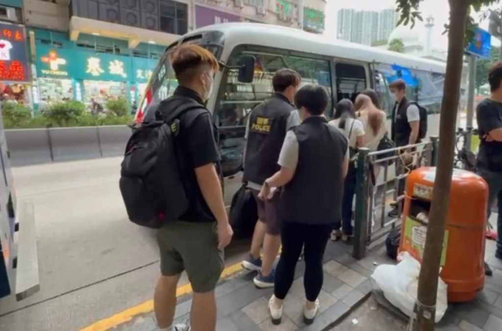 人員拘捕32名內地女子及12名非華裔女子,年齡介乎17至52歲。警方圖片 人員拘捕32名內地女子及12名非華裔女子,年齡介乎17至52歲。警方圖片