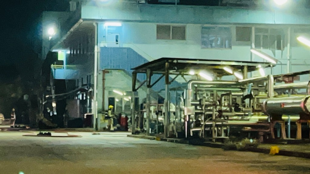元朗工業邨一化工廠儲油罐懷疑漏油。