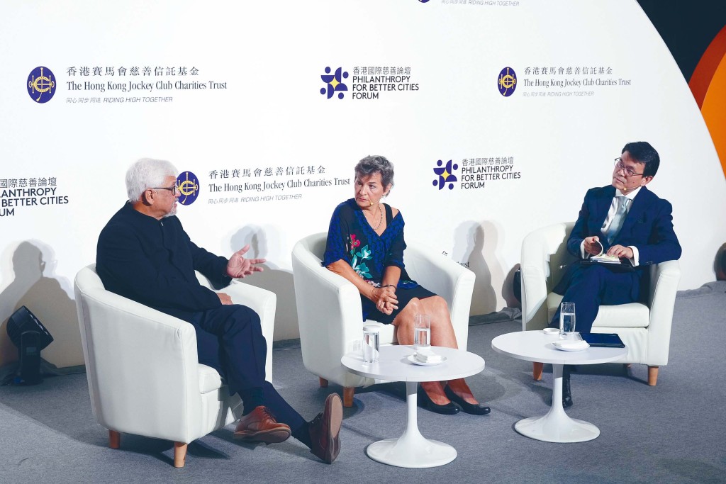 主題演講「未來大都市的重塑以應對氣候變化」由香港特別行政區政府前環境局局長、前商務及經濟發展局局長邱騰華（右）主持，並與前聯合國氣候變化總幹事Christiana Figueres（中）和得獎作家Amitav Ghosh博士（左）一同探討在面對氣候風險情況下，如何打造具韌性和可持續的大都市。 