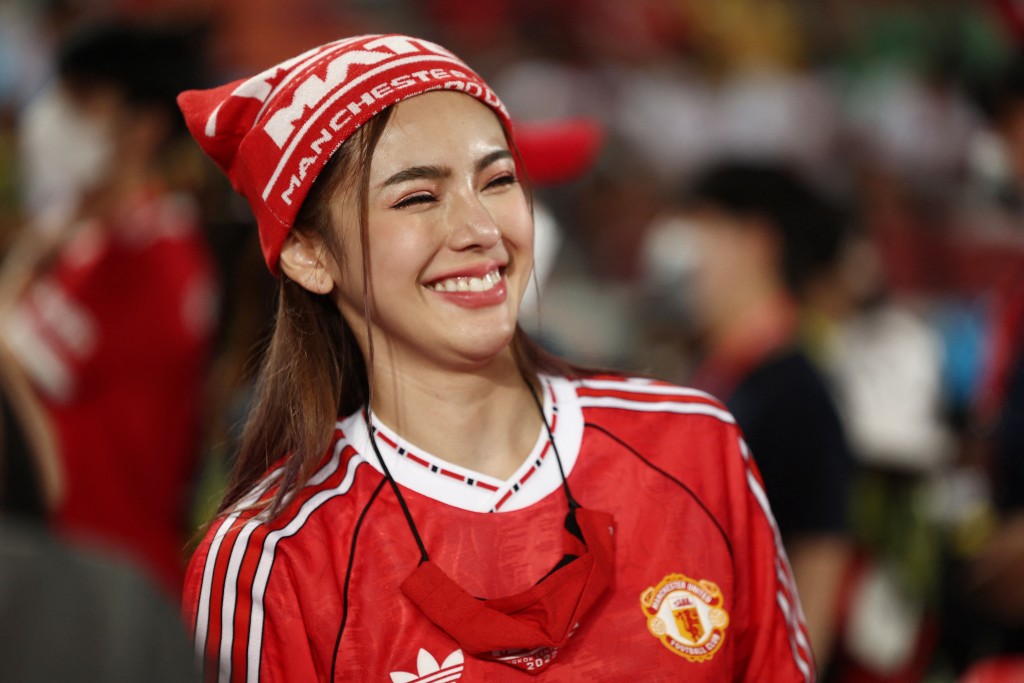 曼联在泰国友赛利物浦，非常受当地球迷欢迎。Reuters