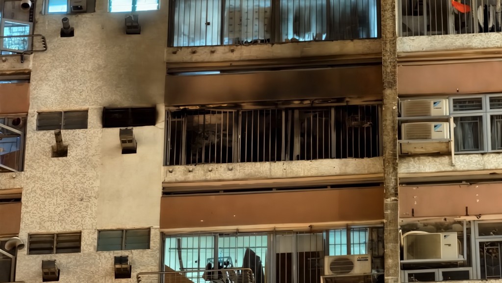 起火單位付之一炬。黃文威攝