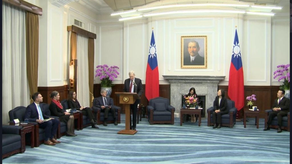 美国前国家安全顾问哈德利、前副国务卿史坦伯格访问台湾，与蔡英文会面。中时