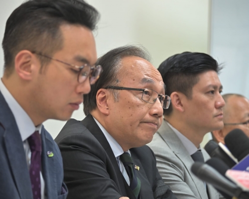 梁家杰（左二）指选举结果为特区和中央解决困局提供最后机会。