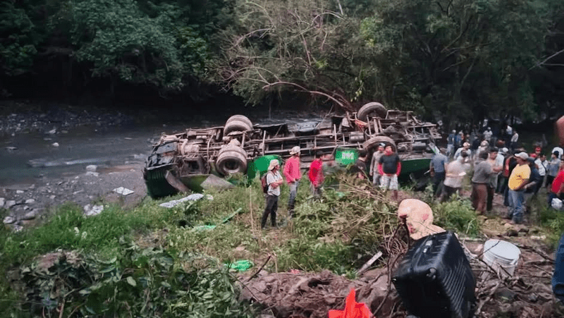 墨西哥長途巴士墜谷，大批救援人員到場。MILENIO FB