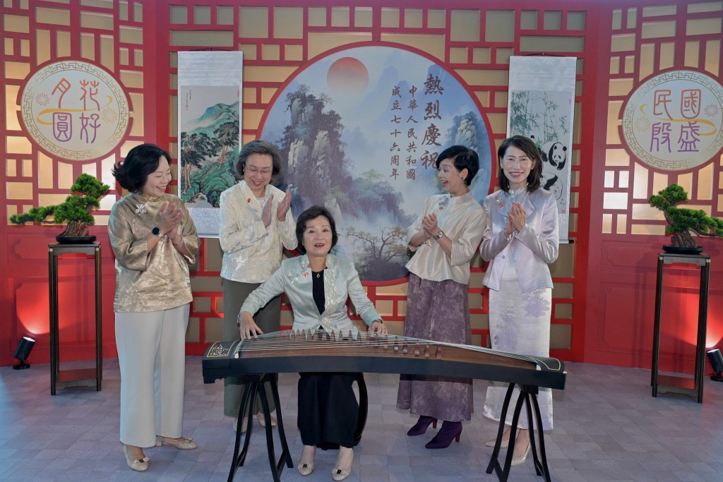 蔡若蓮即場教授眾人彈古箏。何永賢fb