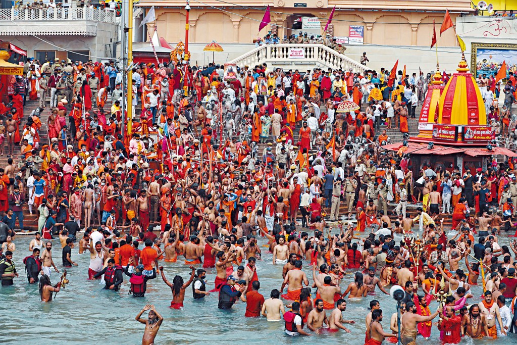 聖城哈里德瓦本月中有大批印度教信徒聚集恆河沐浴，慶祝「大壺節」。