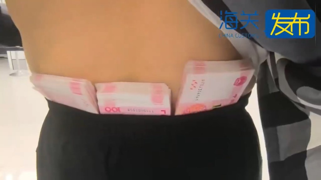 男子被揭发携带超额现金离境。海关发布