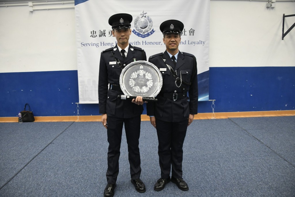 督察吳冠麟（左）獲頒施禮榮盾及榮譽警棍，警員馮翊匡（右）獲頒銀笛及警務處處長學業成績優異證書。楊偉亨攝